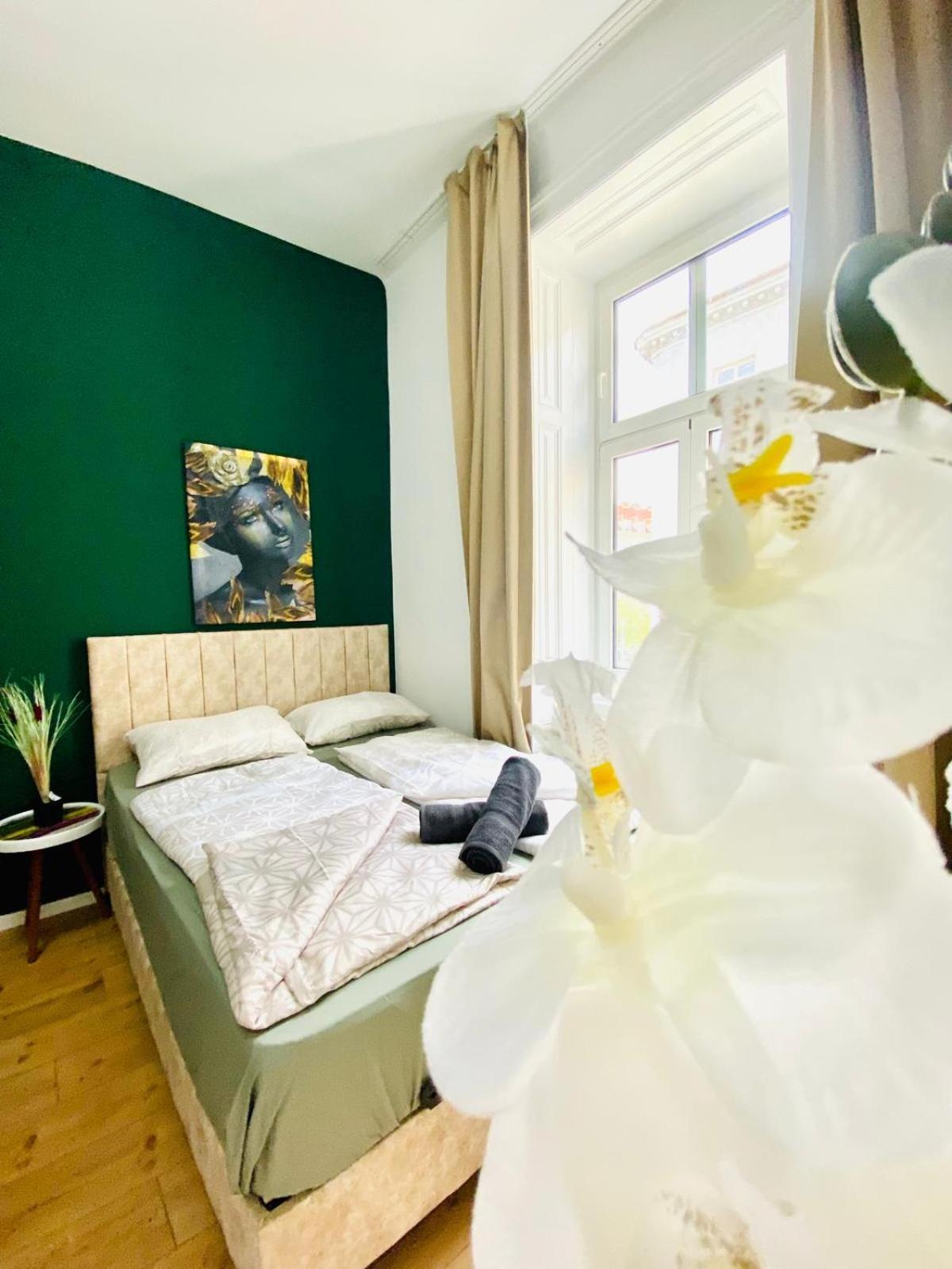 8 Fully Equipped W Terrace Margareten Apartment