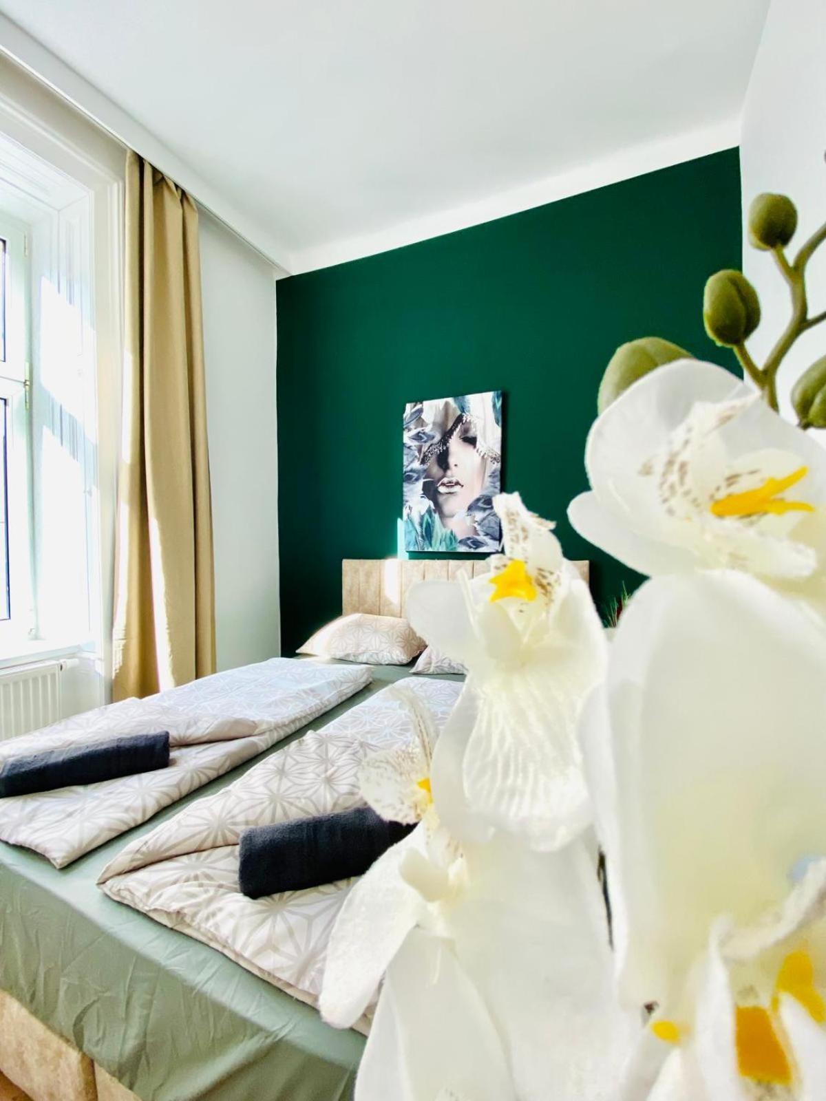 8 Fully Equipped W Terrace Margareten Apartment